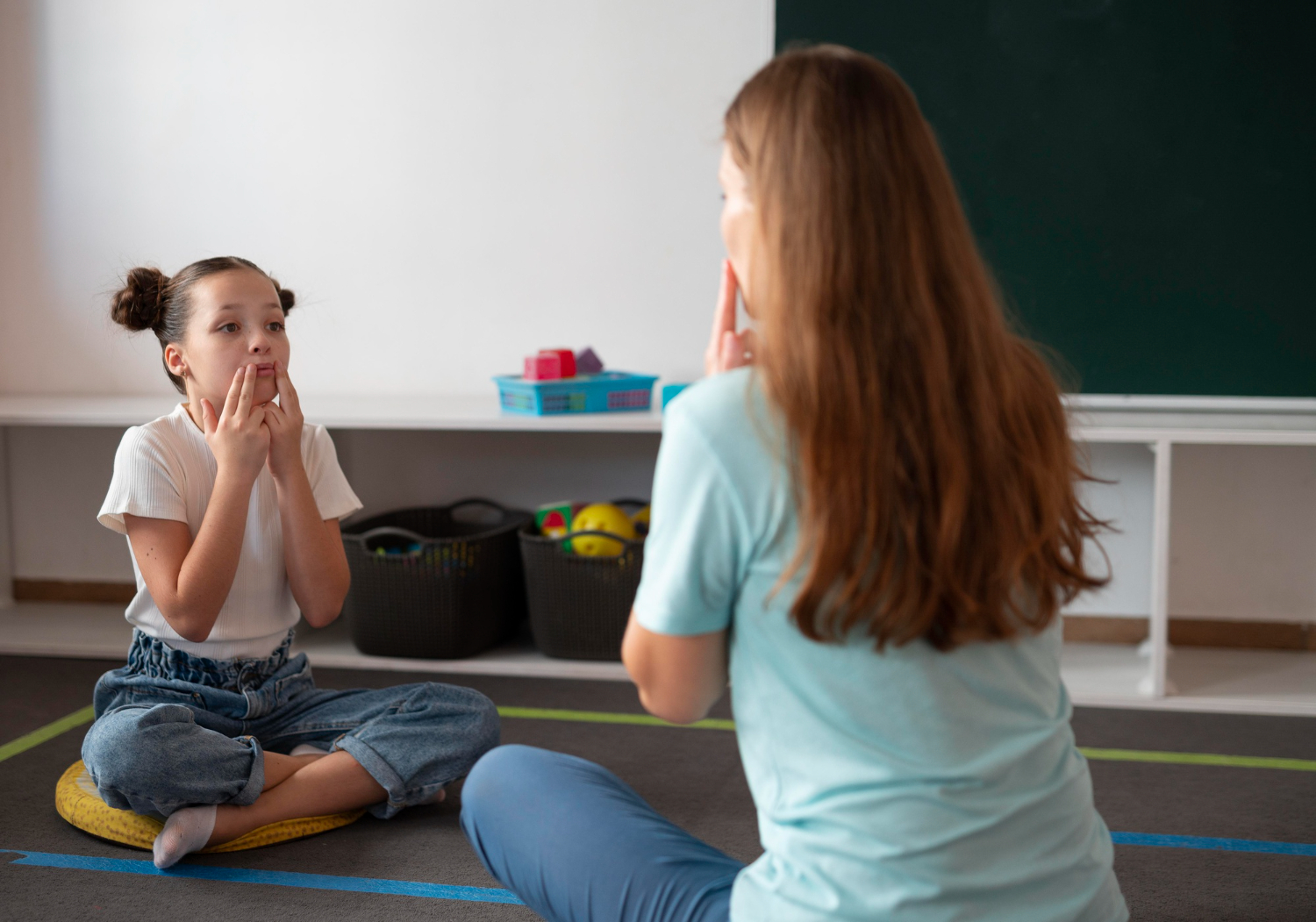 Momento di dialogo e supporto tra assistente e studente in ambiente educativo